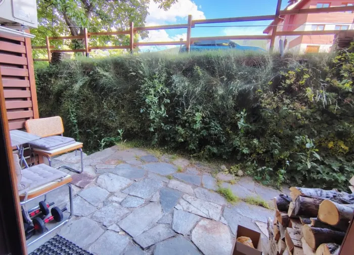 1-Bed Novi Han 68 м² | Triple Aspect + Fireplace | Bansko