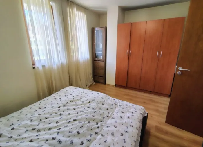 1-Bed Novi Han 68 м² | Triple Aspect + Fireplace | Bansko
