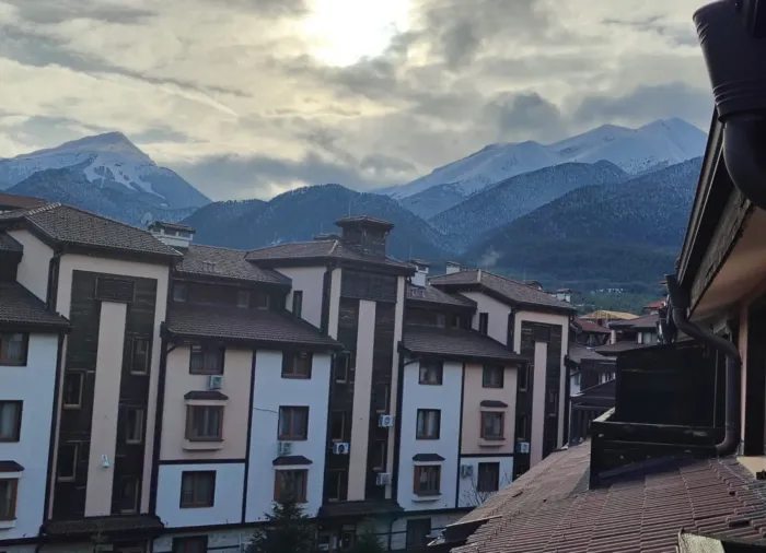 Two-Bedroom Maisonette 147 m² Just 300 m from the Gondola, Downtown Complex, Bansko